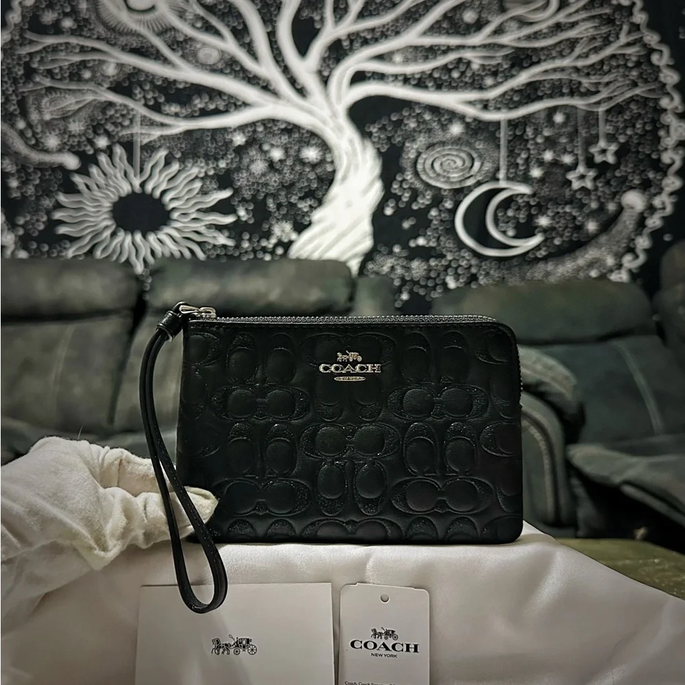 Coach Embossed Black Wristlet new without tags - Picture 5 of 17